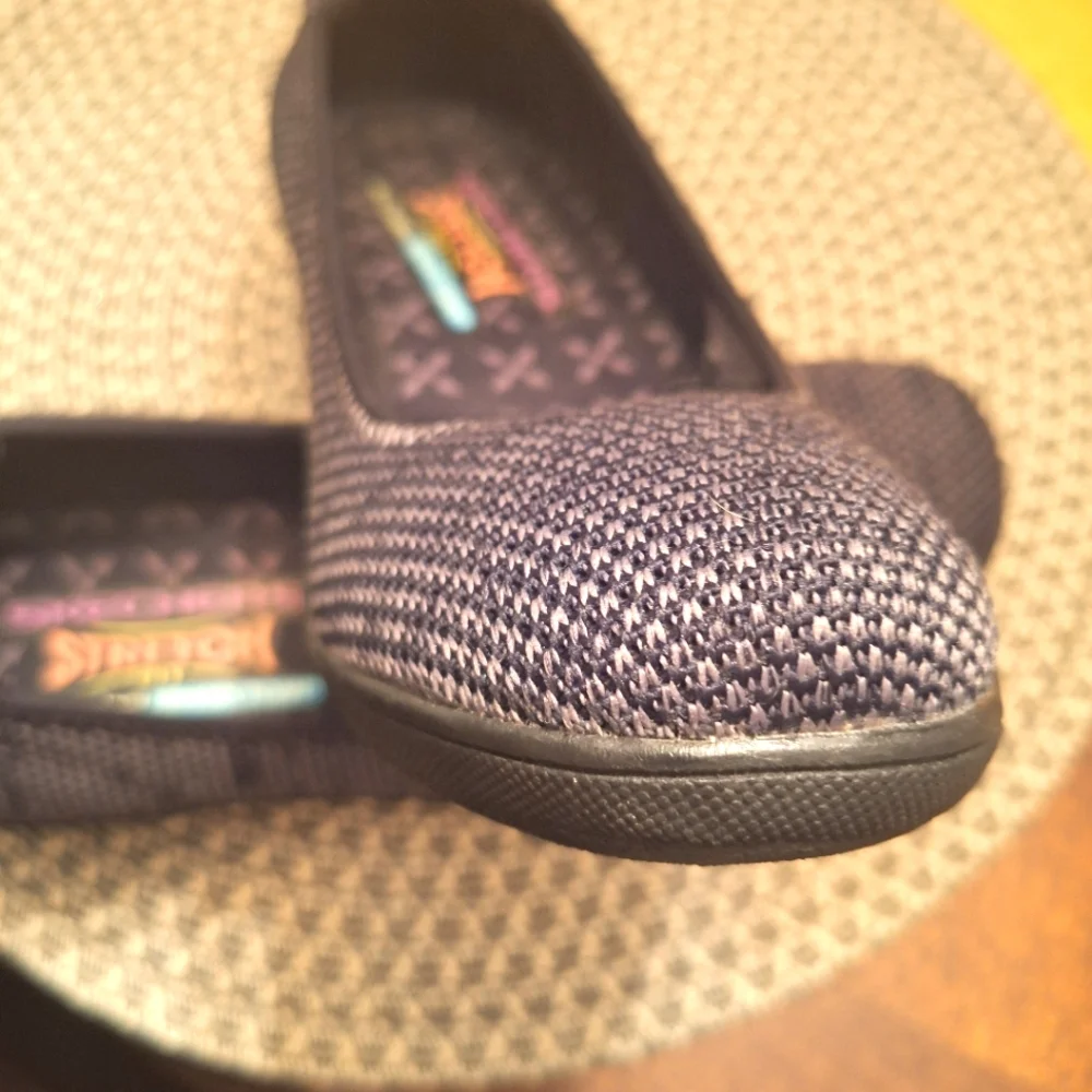 SKECHERS STRETCH FIT slip on round toe gray/black knit perfect for fall …